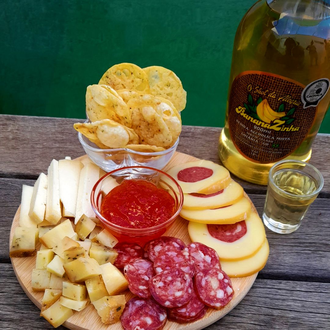 cachaça bananazinha com queijos provolone, salame e geleia